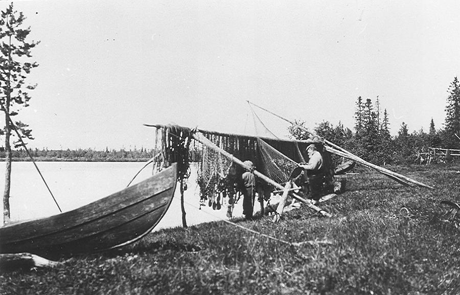 Lainio 08 A.jpg - Otto Elenius och Erik Mikko "Erkkinen" vid dennes not i Rievanen, Vaikkojärvi, 1932.
